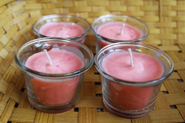 Set of 4 eco-friendly small pink aroma candle votives